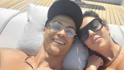 Cristiano Ronaldo aprovechó el poco tiempo libre que le da el calendario ajustado del fútbol italiano y se tomó un pequeño descanso junto a su mujer Georgina Rodríguez. La pareja disfrutó de un romántico día en el yate más caro del mundo.