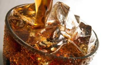 Las bebidas bajas en calorías o light pueden ser útiles para bajar peso, incluso más que el agua, si forman parte de una dieta para perder peso. Foto de Archivo