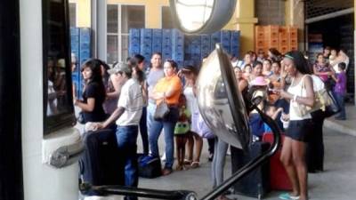 A pesar de las largas filas, los usuarios del transporte interurbano mantuvieron el orden este lunes en horas de la mañana en la Central Metropolitana de Buses.