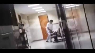 El video también fue subido a youtube donde los usuarios repudian la conducta inmoral del doctor.