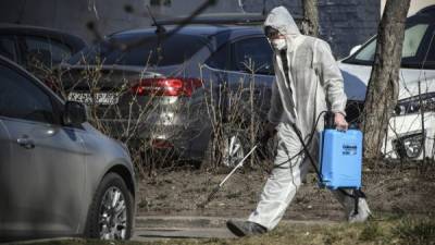 Un hombre en Moscú se protege con un traje para evitar contagio de coronavirus. Foto: AFP