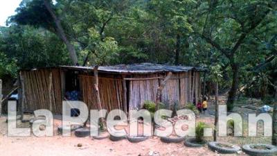 La escuela actualmente está construida con piezas de bambú y no tiene suficiente mobiliario.