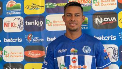 Marco Tulio Vega posando con la camiseta del Victoria de La Ceiba.