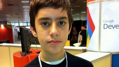 Google ficha Nikos Adam de 12 años.
