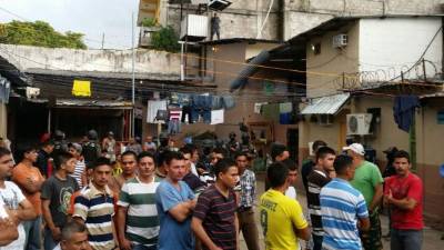Agentes de la Policía y la DPI durante el registro en el centro penal de Santa Bárbara.