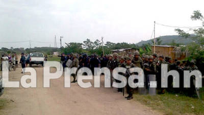 Los militares junto a la Policía Nacional desalojaron hoy a unas 40 familias de un predio propiedad de la Azucarera Hondureña.