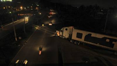 El bulevar del este frente a Industrias Chamer está a oscuras. Foto: Jorge Gonzáles