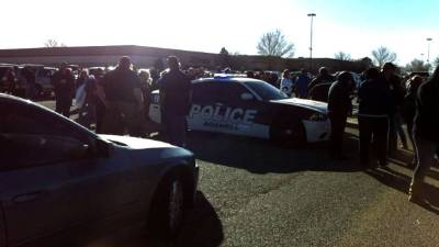 La Policía ya está en el lugar del hecho, como se observa en la fotografía de la reportera local Katie Kim de @krqe.