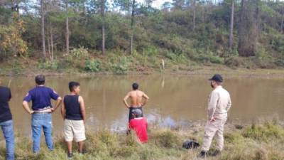 Cuerpo de Bomberos rescató el cuerpo del menor de edad en El Durazno, Tegucigalpa.