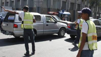 Los jóvenes que aspiran a convertirse en auxiliares de tránsito están en la práctica, en la calle, identificados con un chaleco.