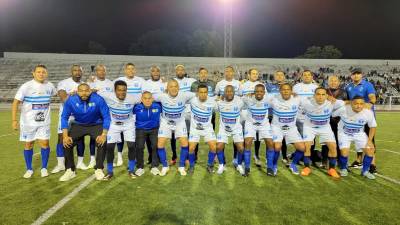 El equipo de las Leyedas de la Selección de Honduras posando para el partido contra las exfiguras de Ecuador.