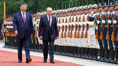 El presidente ruso Vladimir Putin y el presidente chino Xi Jinping pasan revista a la guardia de honor durante una ceremonia de bienvenida en el Gran Salón del Pueblo en Pekín, China, ayer.