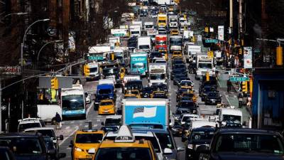 Se registró una calle con gran congestión vehicular en Manhattan.