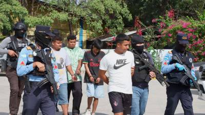 <b><span class=mln_uppercase_mln>operativo.</span></b> Agentes de la DPI capturaron ayer a los cuatrosupuestos miembros de la banda criminal Los Olanchanos.