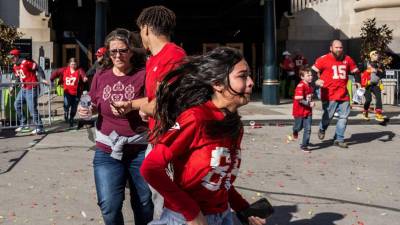 La gente huye después de que se dispararon cerca del desfile de la victoria del Super Bowl LVIII de los Kansas City Chiefs el 14 de febrero de 2024, en Kansas City, Missouri.