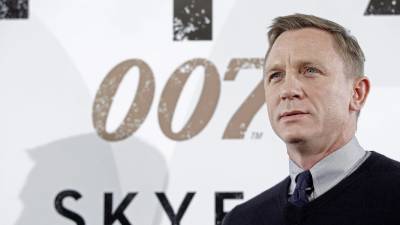La franquicia de James Bond ha dado un excelente juego comercial a lo largo de los años. La fórmula creada por el escritor Ian Fleming y trasladada al cine continúa entreteniendo. En sus historias siempre hay un malo y un bueno: alguien que trata de apoderarse del mundo para su beneficio, y luego está el superespía 007, con estilo, siempre elegante y con gancho con las mujeres, que hace lo imposible para evitarlo. Hoy 5 de octubre se conmemora el día del espía más famoso del mundo, y para celebrarlo te compartimos algunos datos curiosos de esta exitosa franquicia. <i><b>Con información de Gentleman's Journal y Agencia EFE. </b></i>
