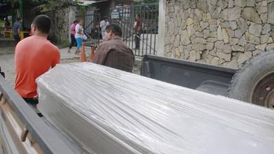Parientes reclamaron el cadáver en la morgue.