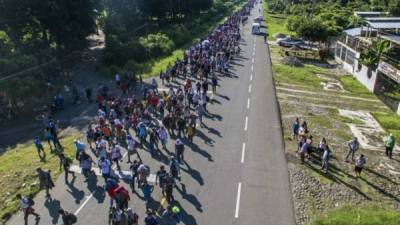 Grupo de migrantes hondureños captados en un tramo de la carretera que de la fronteriza Ciudad Hidalgo, comunica con Tapachula.