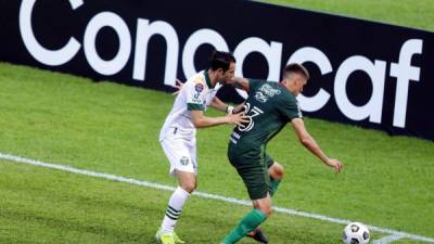 El argentino Diego Valeri del Portland Timbers marcando al uruguayo Mathías Techera del Marathón en el partido de ida. Foto EFE