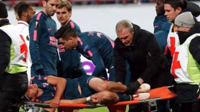 El brasileño Filipe Luis salió del campo en camilla lesionado contra el Lokomotiv de Moscú. Foto EFE