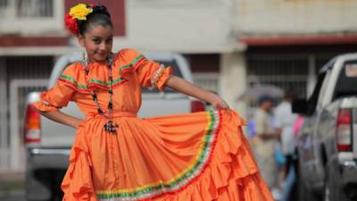 Esta niña con un traje de danza típica de Honduras desfila en las calles de La Ceiba.