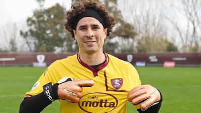 Memo Ochoa firmó contrato solo por seis meses en el Salernitana.