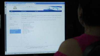 Los contribuyentes pueden ingresar a la página deienlinea.cpat.gob.hn y ver las claves para imprimir las facturas. Foto: Wendell Escoto.