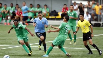 Luis Lobo, que jugó su primer amistoso con Honduras Progreso, trata de pasar entre dos jugadores del Marathón.