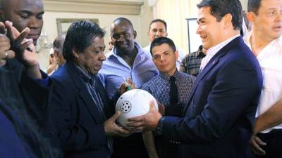 Ramón Maradiaga, exmundialista y entrenador nacional fue de los primeros en firmar el 'Balón por la Paz' que recorrerá todo el país para lograr un millón de firmas como compromiso para recuperar la tranquilidad en Honduras.