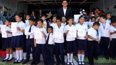 El ministro de Educación, Marlon Escoto, junto a los alumnos de excelencia académica de la escuela John F. Kennedy.