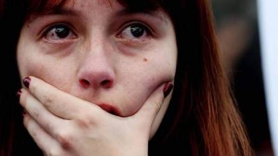 Una mujer colombiana reaccionan tras escuchar los resultados del plebiscito, ayer domingo en Bogotá, Colombia. EFE