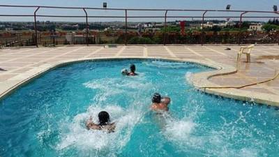 Millones de refugiados han abandonado Siria tras la sangrienta guerra desatada en ese país hace 4 años. Sin embargo, en ese país el grupo Estado Islámico (ISIS) tiene un bastión donde los terroristas disponen de todo tipo de lujos.