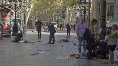 Al menos 13 personas murieron y más de 50 fueron heridas por una furgoneta que embistió a la multitud este jueves en la avenida de las Ramblas de Barcelona, un ataque calificado de 'terrorista' por las autoridades.