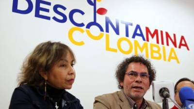 El líder de las FARC, Félix Antonio Muñoz (d), alias 'Pastor Alape' y la excombatiente de las Farc Angela Urrego, alias Yira Castro, hablan este 11 de Agosto de 2017, en Bogotá (Colombia). EFE