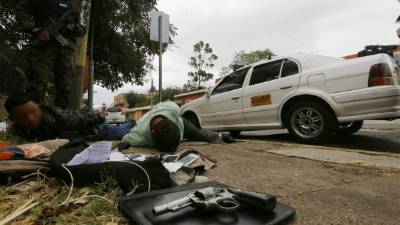 Un presunto asaltante de 23 años de edad, que se hacía pasar como estudiante de la Universidad Nacional Autónoma de Honduras (Unah), y el taxista capturados por agentes de la Policía Militar del Orden Público (PMOP). Foto de archivo.