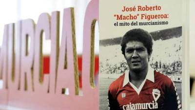 Así es el libre que el Real Murcia presentó en homenaje al hondureño José Roberto 'Macho' Figueroa.
