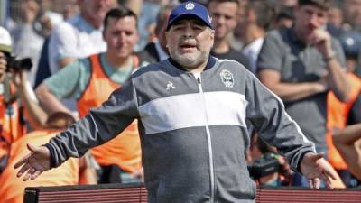 Diego Maradona debutó con derota en la Superliga de Argentina. Foto AFP.