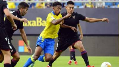 'Choco' Lozano en acción durante el partido del Cádiz contra el Levante en el inicio de la Liga Española.