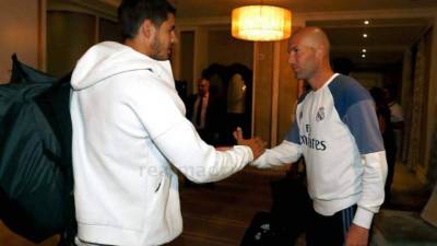Morata mientras saludaba al estratega francés Zinedine Zidane.