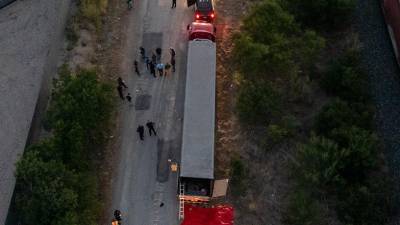 Las autoridades estadounidenses investigan la muerte de 51 migrantes en un camión abandonado en San Antonio, Texas.