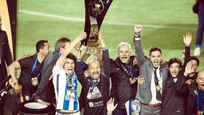 Óscar 'El Conejo' Pérez, portero del Pachuca, levantando el trofeo de campeones de la Concachampions.