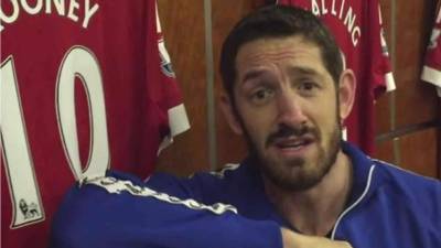 El luchador se sentó en el área de Rooney pero para su mala fortuna no lo pudo encontrar.