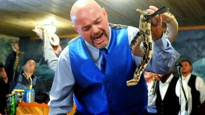 Pese a haber perdido la mitad de uno de sus dedos, Coots siempre hacía su ritual con las serpientes en la iglesia pentecostal. Falleció el domingo en Kentucky.