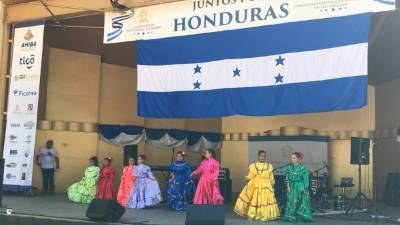 La fiesta dio inicio con presentaciones de grupos folclóricos en el parque Douglas MacArthur, de Los Ángeles.