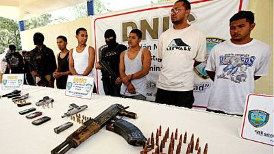 Los supuestos pandilleros guardarán prisión durante seis días mientras se celebra la audiencia inicial la próxima semana.