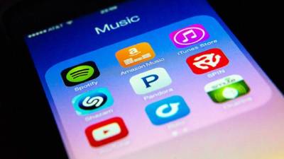 El streaming musical permite escuchar música en Internet sin necesidad de descargarla.