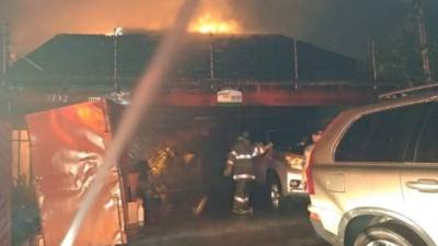 Los bomberos terminaron de apagar el incendio a la 1:00 de la madruga de este martes.