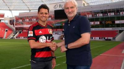 'Chicharito' Hernández ya luce los colores del Bayer Leverkusen en Alemania.