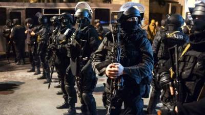 A worker repairs a football ball sculpture in central Kiev Kiev on May 22, 2018, ahead of the 2018 UEFA Champions League Final football match between Real Madrid and Liverpool FC on May 26 at the Olimpiyskiy Stadium. / AFP PHOTO / Sergei SUPINSKY