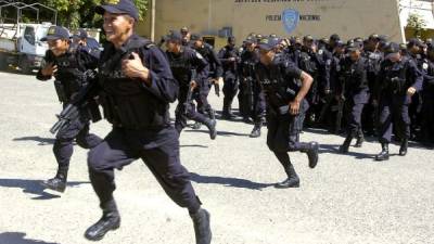 Decenas de agentes policiales se dispersaron por toda la ciudad para resguardar el transporte público sampedrano. Fotos archivo La Prensa.